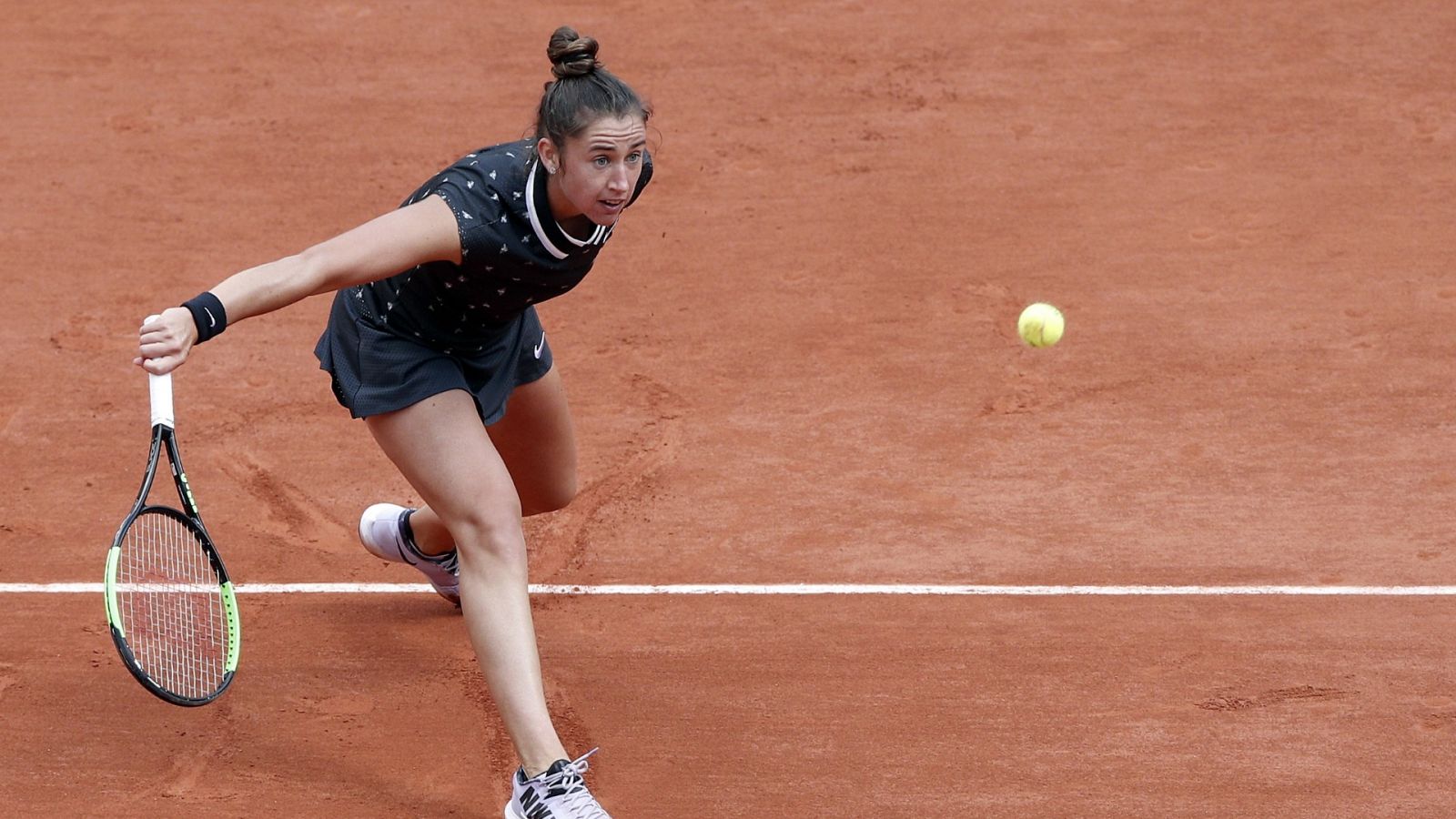 Sara Sorribes golpea de revés, durante un partido
