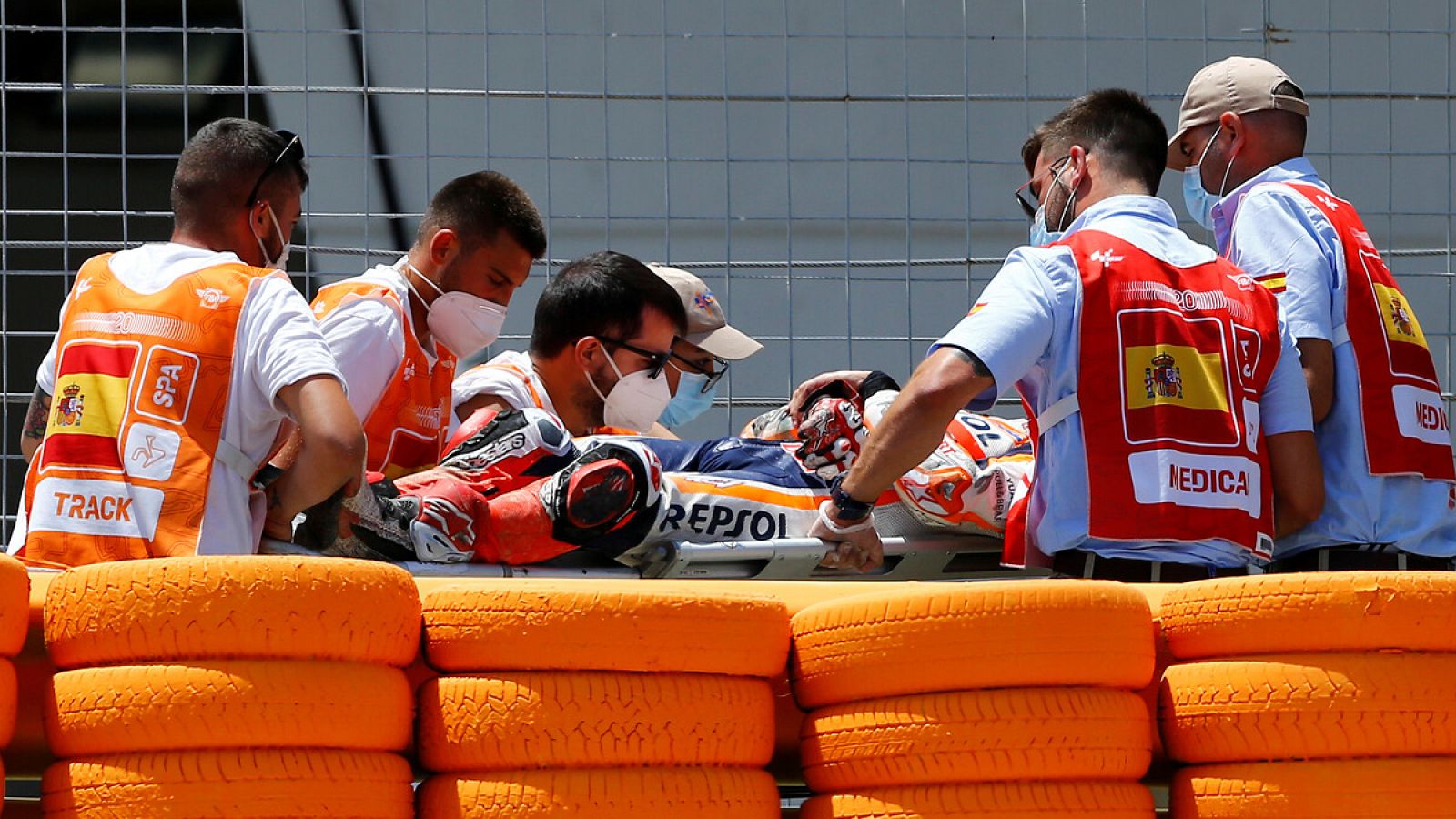 Marc Márquez es llevado al ambulancia por los servicios médicos del circuito de Jerez