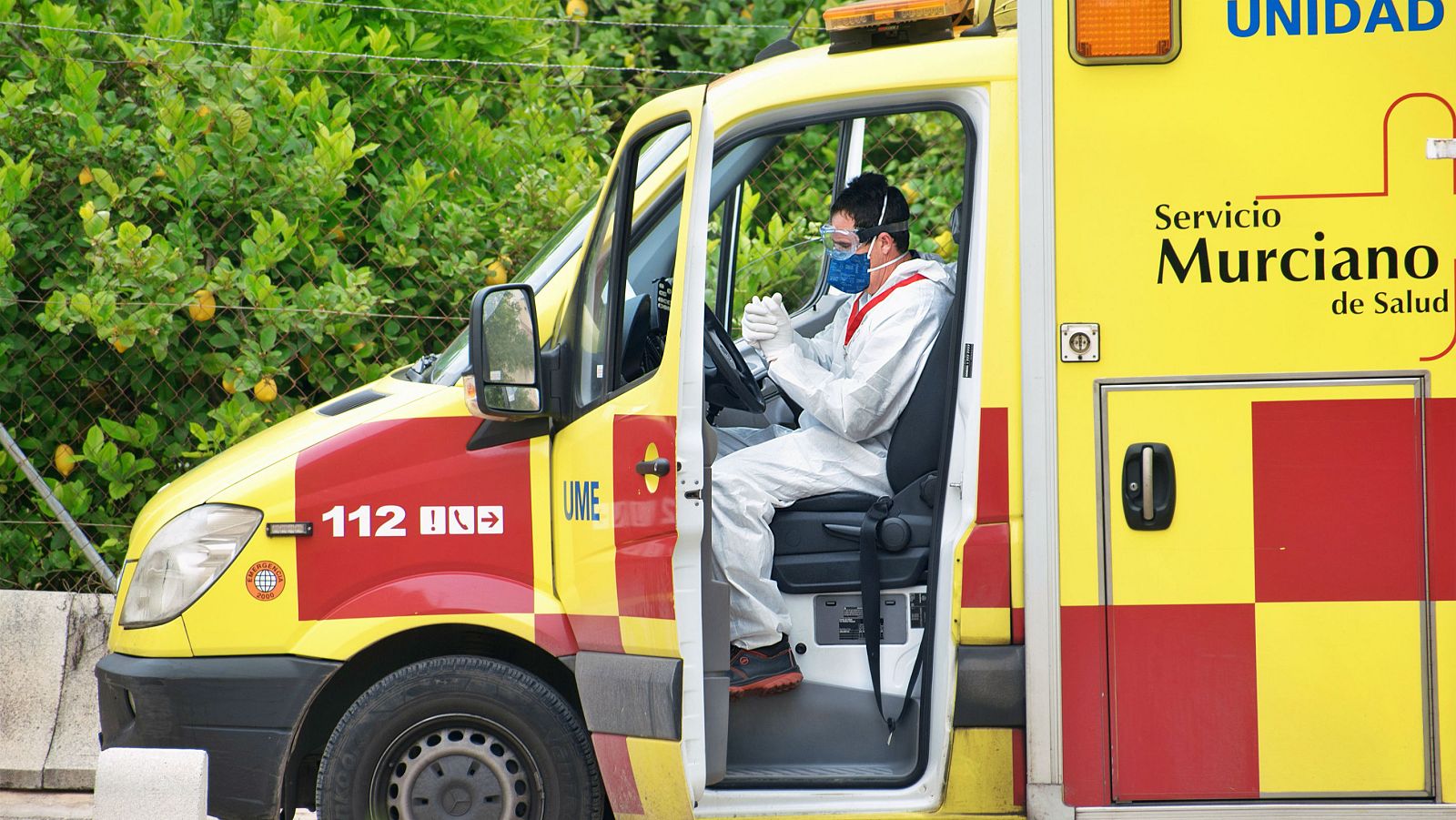 Trabajador del Servicio Murciano de Salud en una ambulancia.