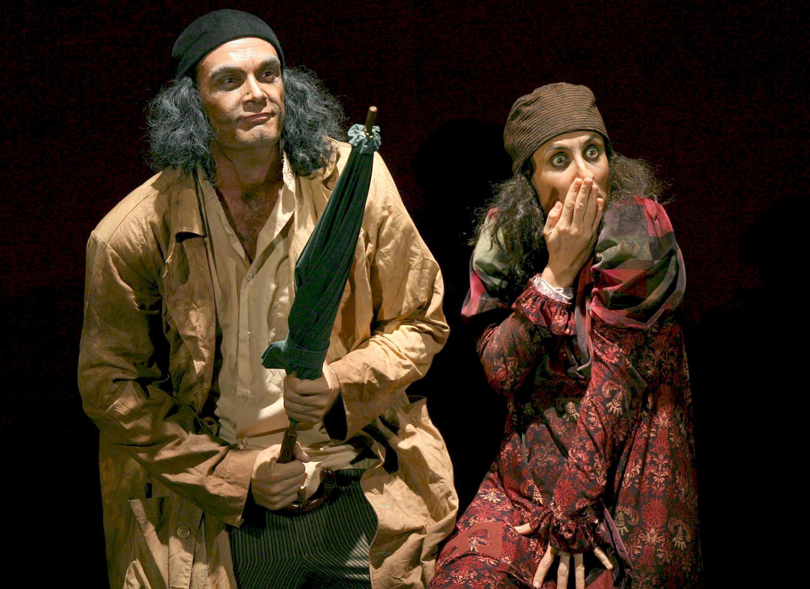 Dos integrantes de la compañía de teatro Atalaya, que junto con el Centro TNT ha obtenido el Premio Nacional de Teatro 2008