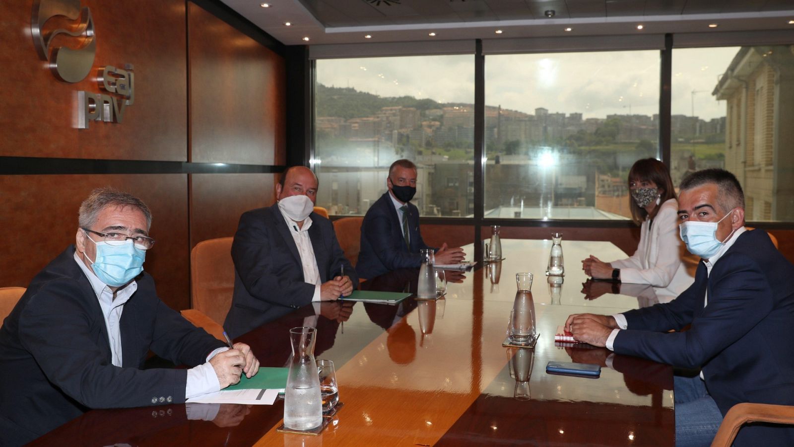 Imagen de archivo de la reunión que el PNV y el PSE manuvieron en el mes de julio