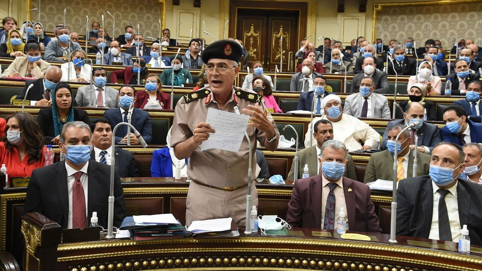 Un general interviene durante el debate parlamentario para decidir si Egipto debe enviar tropas a Libia