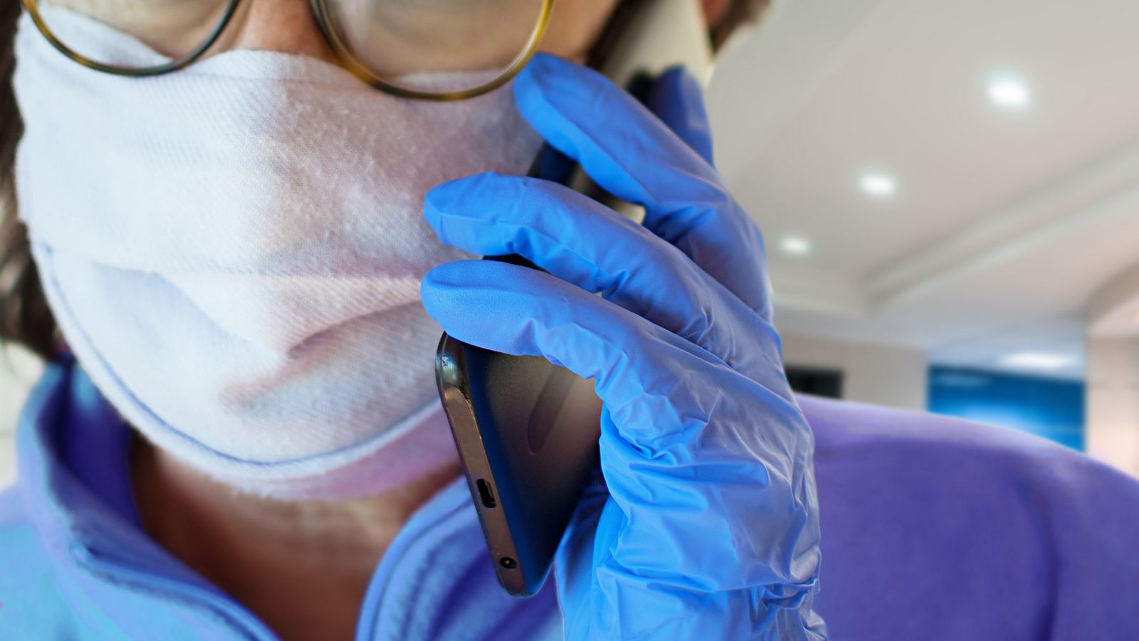 Un médico de atención primaria realiza una consulta telefónica al contacto de un caso de coronavirus