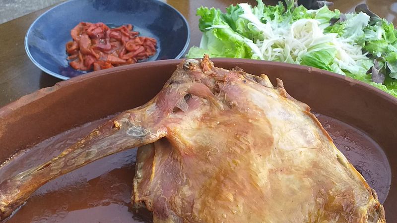 Lechazo asado con ensalada de hortalizas frescas