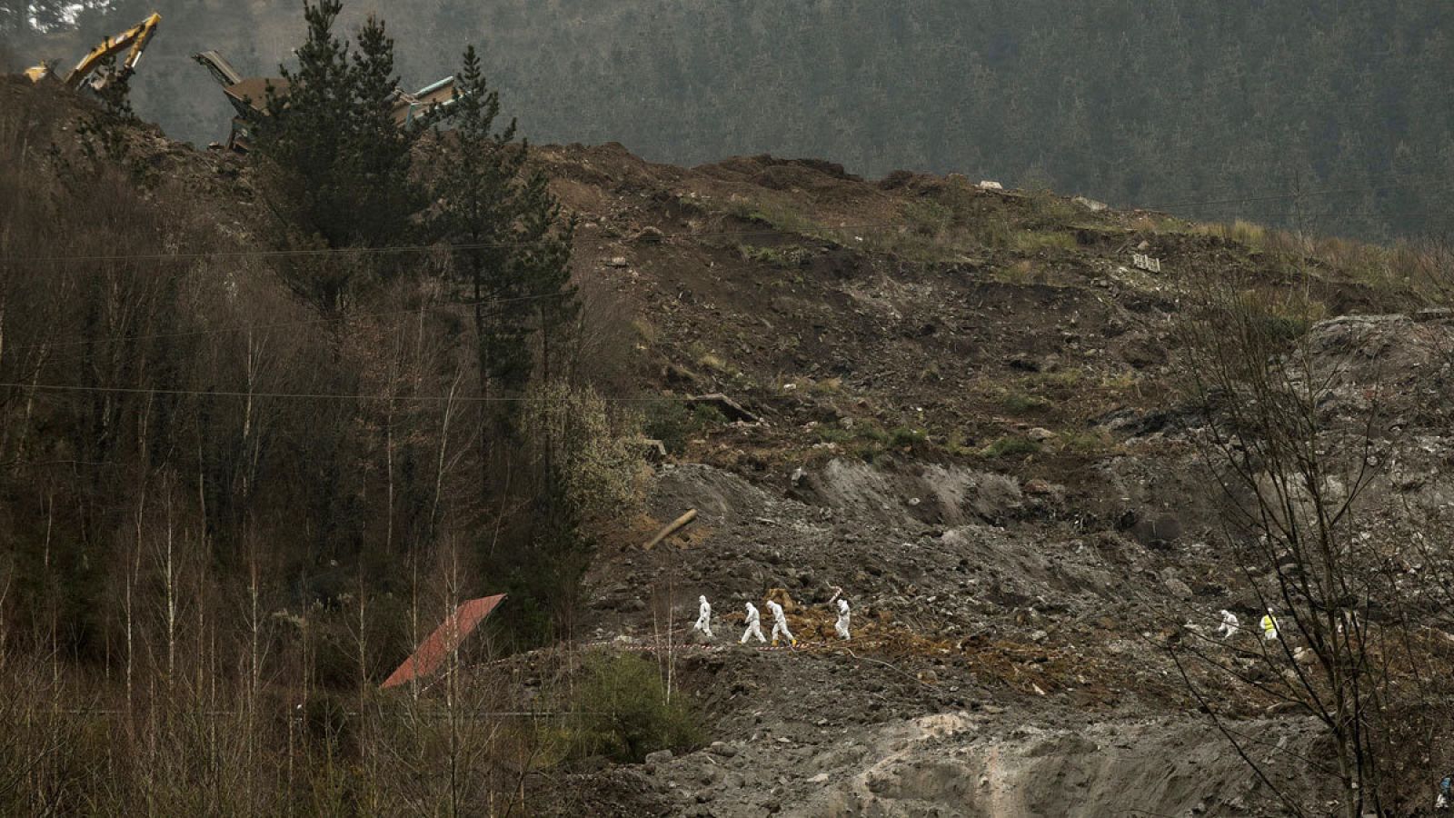 El equipo de búsqueda trabajando en el vertedero de Zaldibar