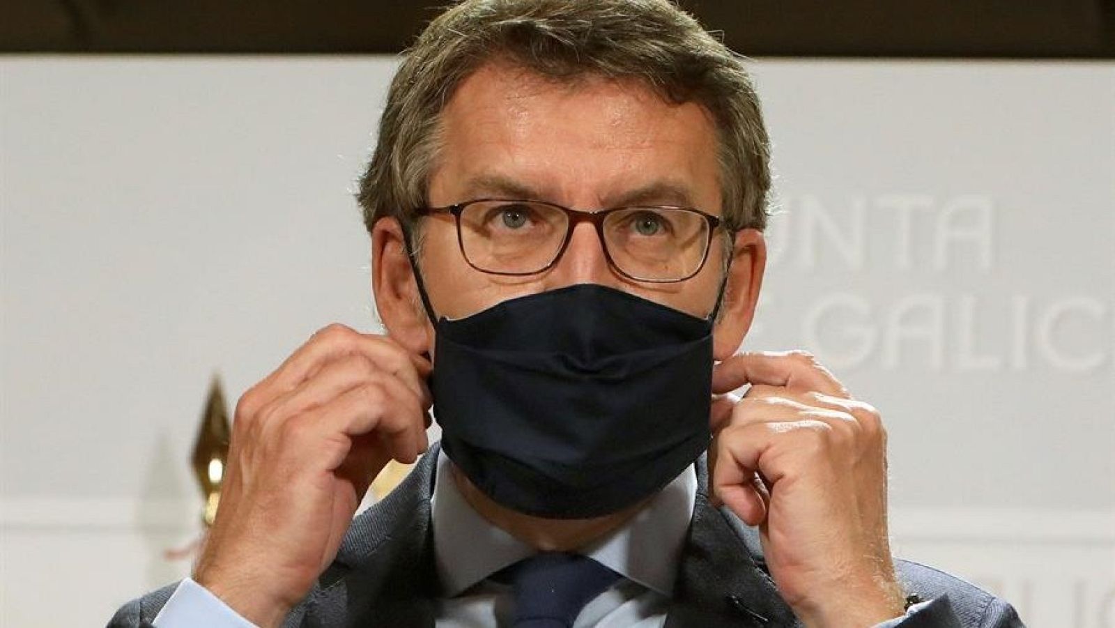 El presidente de la Xunta de Galicia, Alberto Núñez Feijóo, con una mascarilla