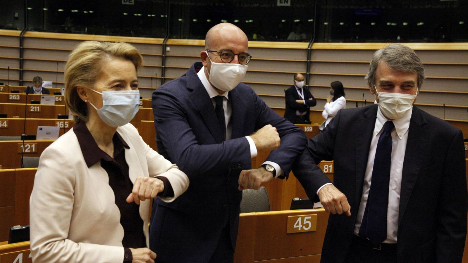 La presidenta de la Comisión Europea, Ursula Von der Leyen, junto a sus homólogos en el Consejo Europeo y la Eurocámara, Charles Michel y David Sassoli