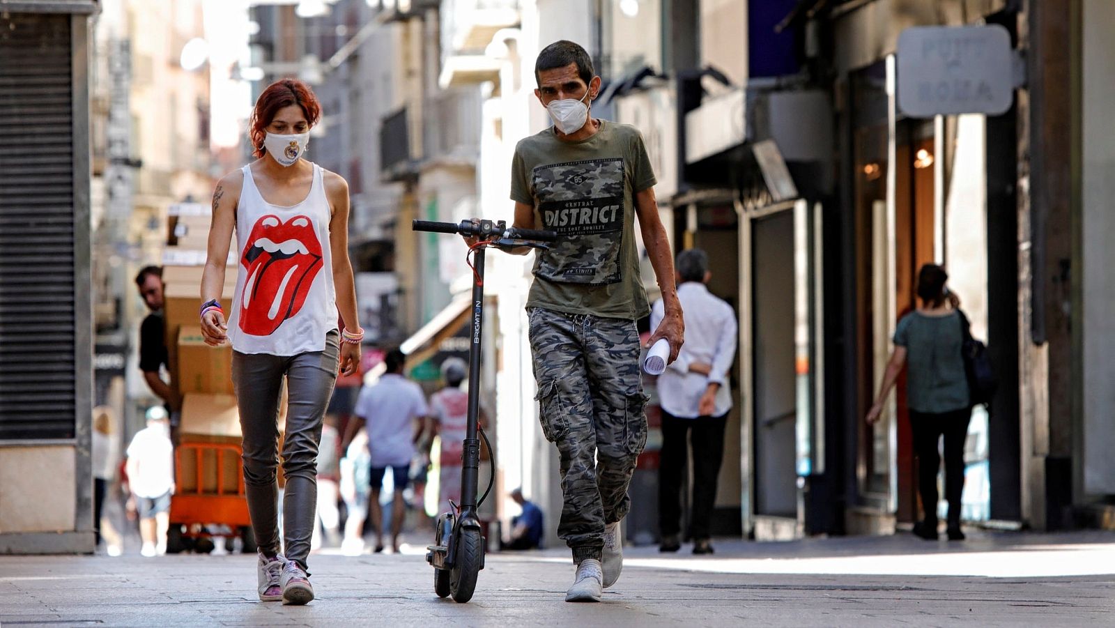Varias personas caminan por el centro de Lleida