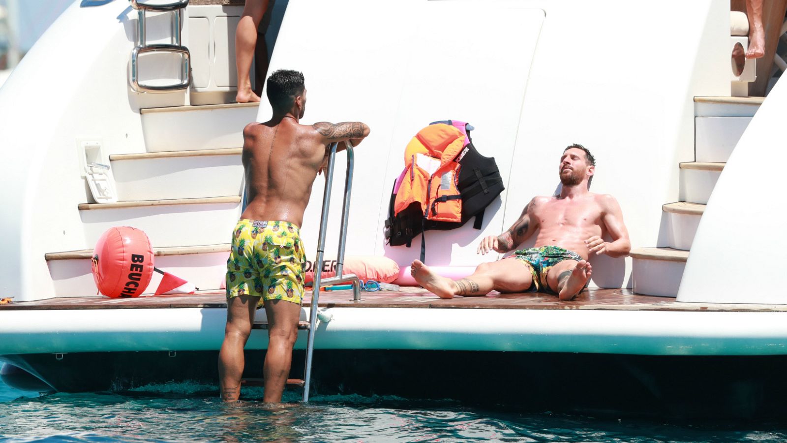 Luis Suárez y Leo Messi toman el sol y se bañan en un yate en Ibiza en el verano 2020