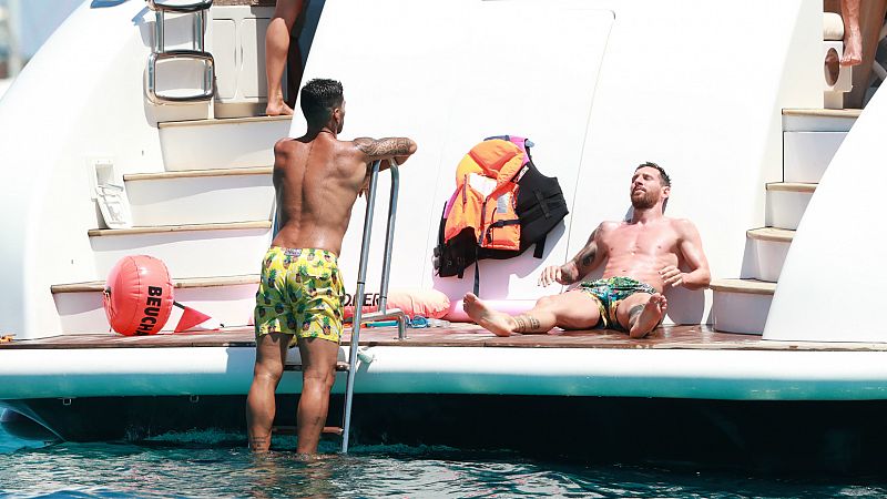Leo Messi y Luis Suárez: vacaciones en un yate de lujo con sus familias