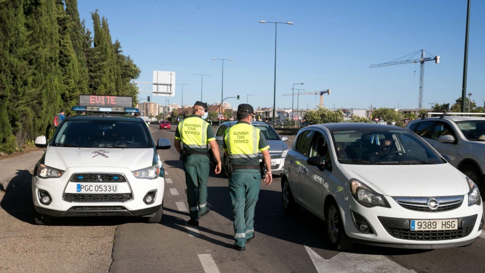 Agentes de la Guardia Civil realizan un control de tráfico en Zaragoza