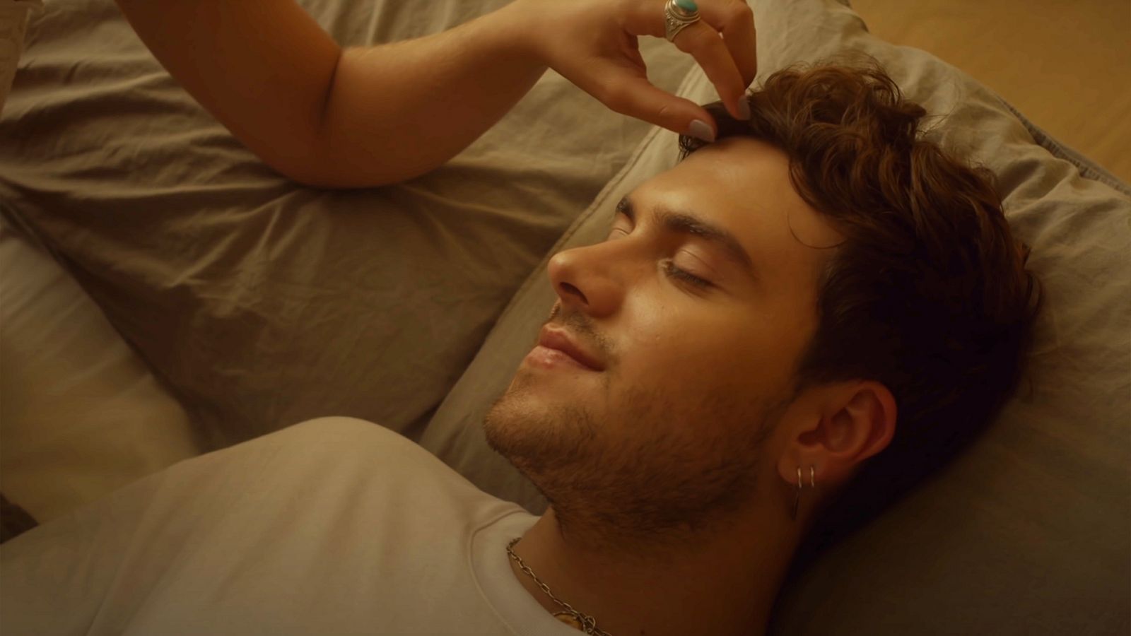 Javy aparece junto a Irene Rojo ('Estoy vivo') en el romántico videoclip de "La llave"