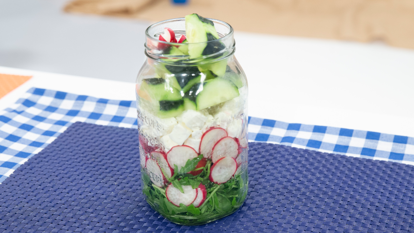 Ensalada en tarro de tomates cherry, queso feta y rúcula