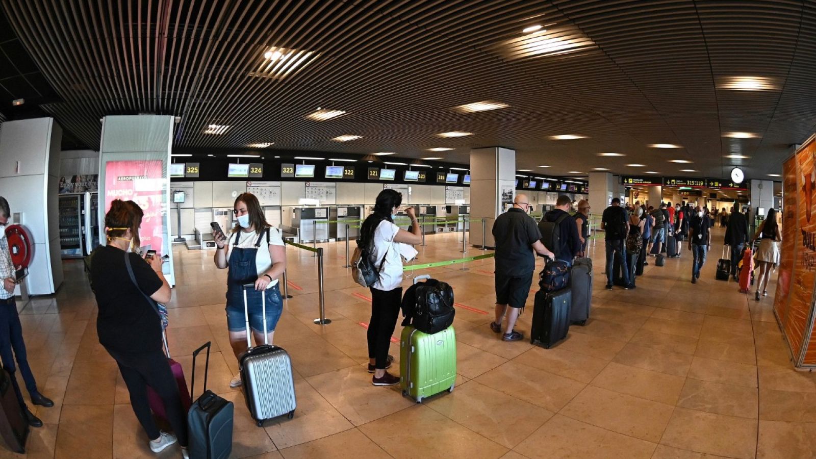 Pasajeros esperando a facturar sus maletas en la T-1 del aeropuerto de Barajas.