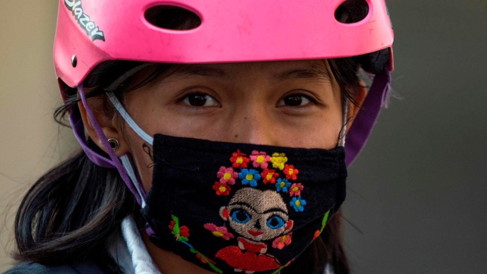 Una niña con una mascarilla con una imagen de Frida Kahlo en Ciudad de México.