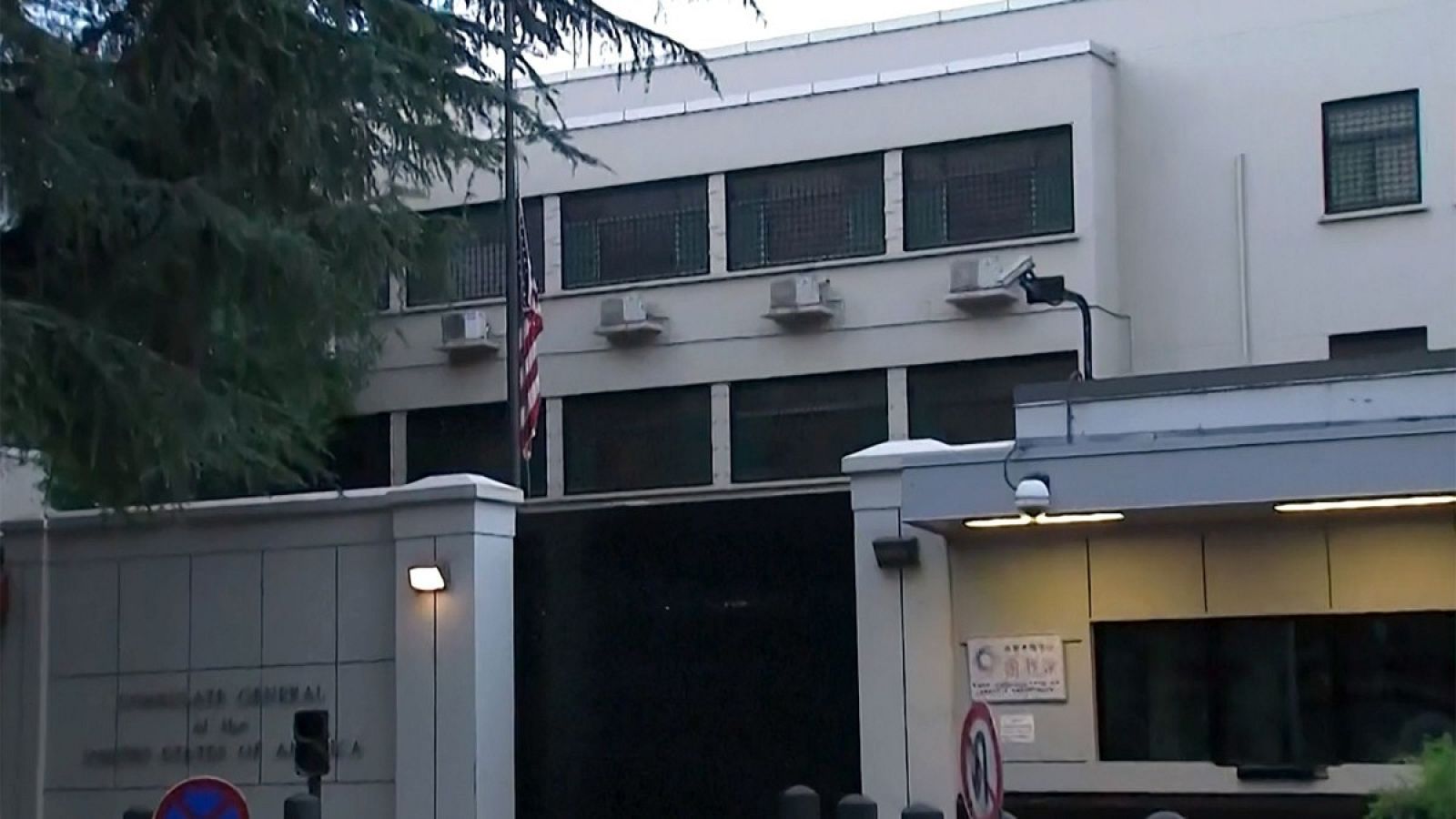 El consulado de EEUU en la ciudad china de Chengdu arría la bandera estadounidense