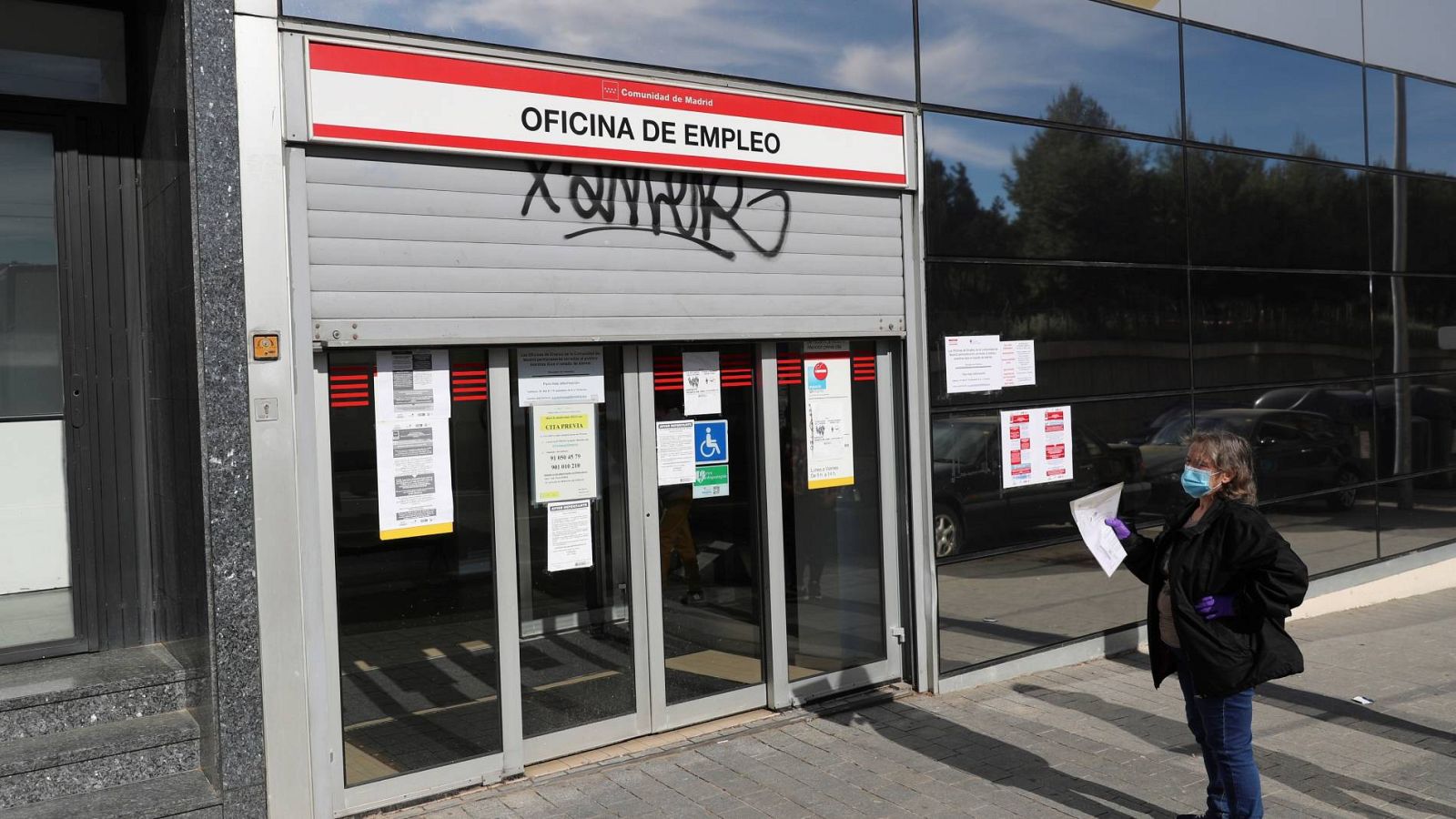 Una mujer espera ante una oficina de empleo en Madrid