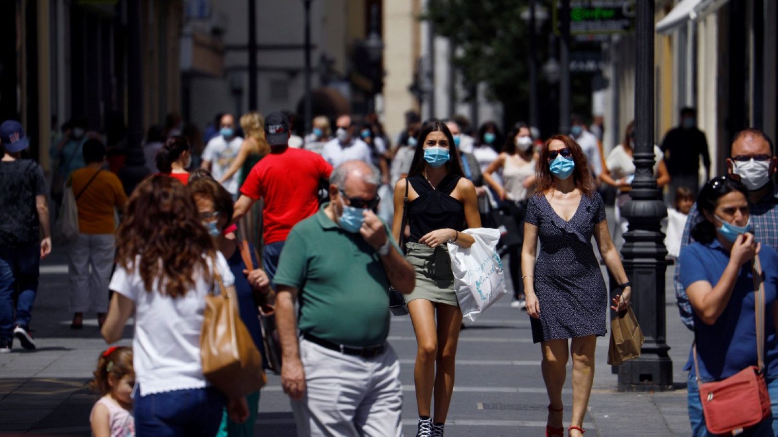 Decenas de transeúntes pasean con mascarillas