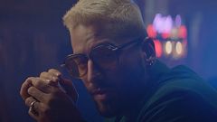 Lujo, peleas y una boda de infarto: así es "Hawái", el nuevo videoclip de Maluma