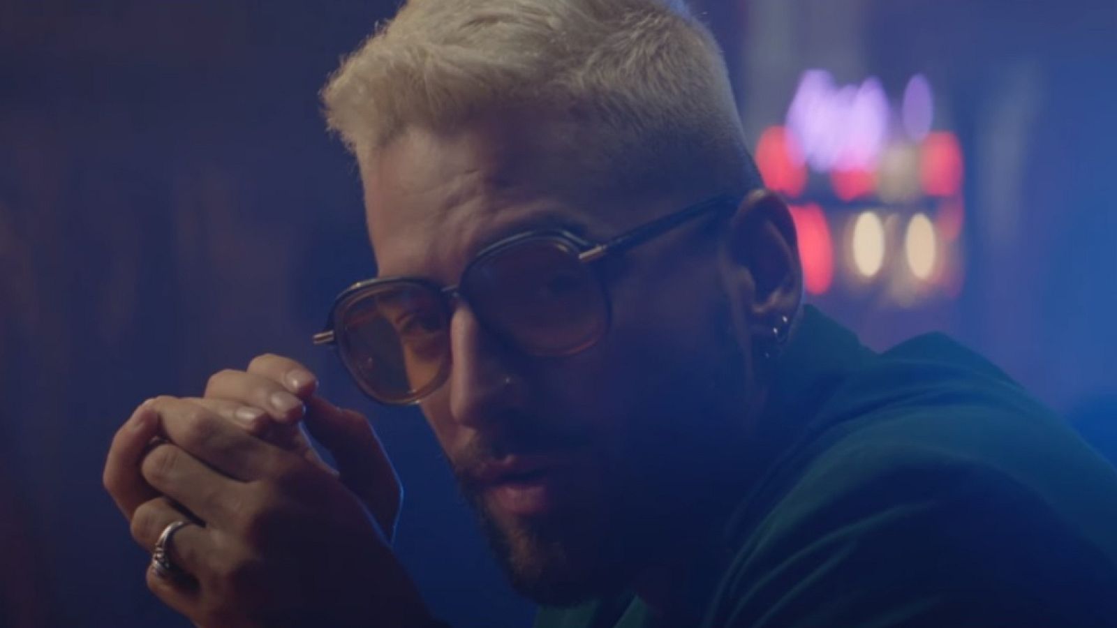 Lujo, peleas y una boda de infarto: así es "Hawái", el nuevo videoclip de Maluma