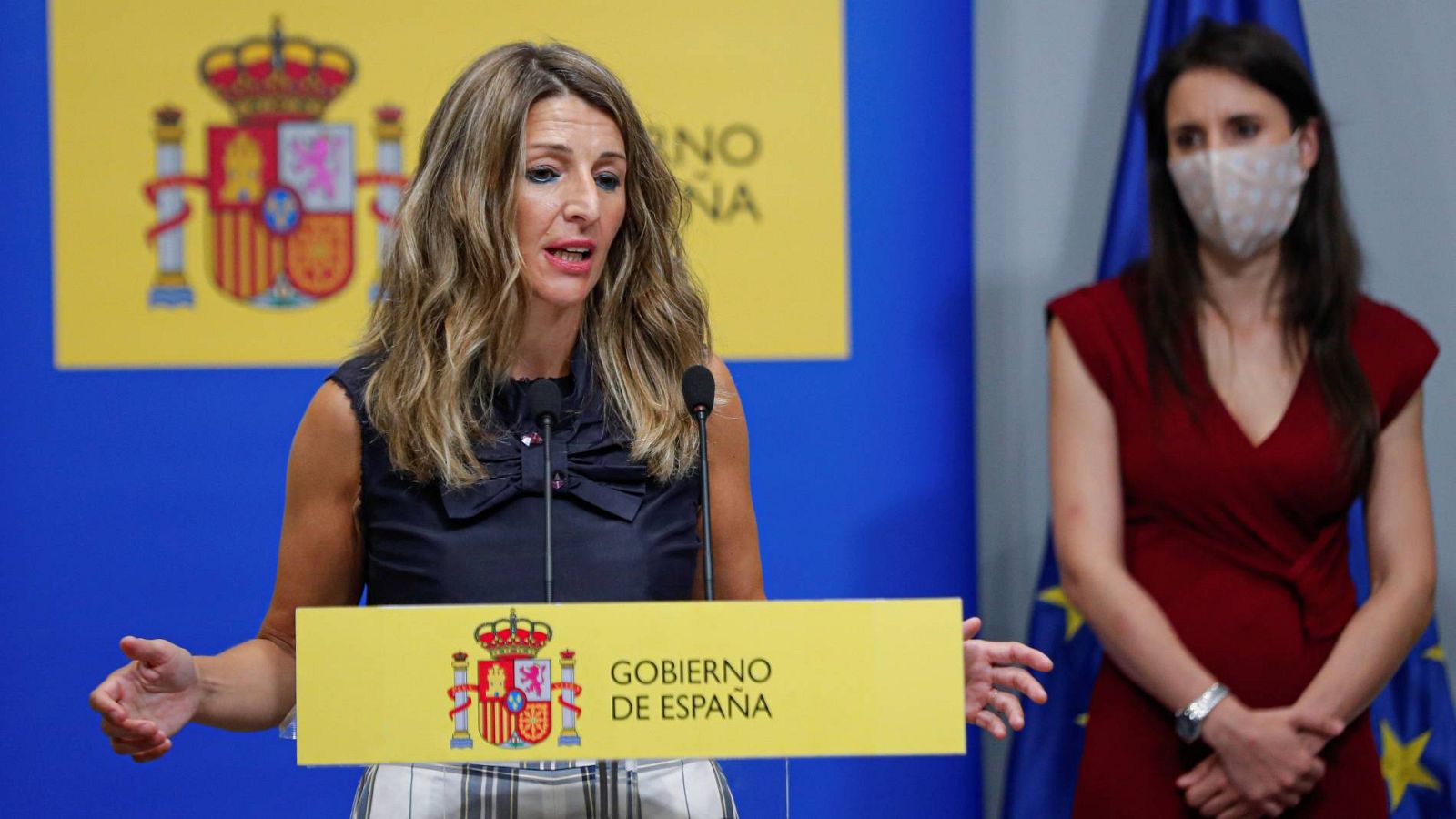 Las ministras de Trabajo y Economía Social, Yolanda Díaz, e Igualdad, Irene Montero), durante la presentación del acuerdo este jueves