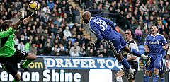 El Chelsea gana y sigue presionando al Liverpool
