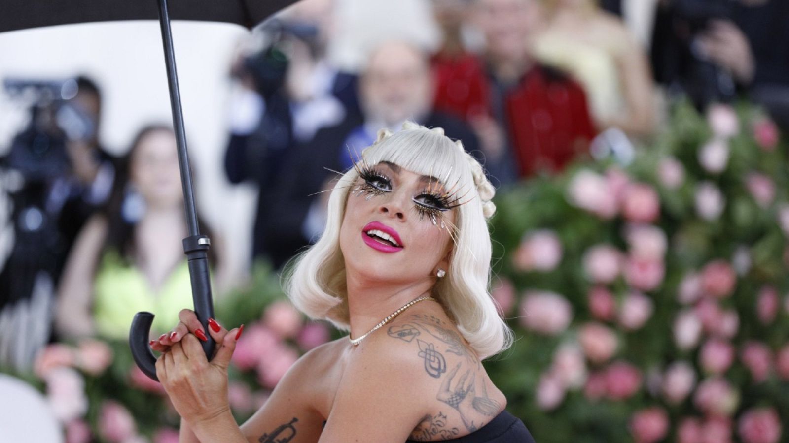 La cantante estadounidense Lady Gaga posando en la alfombra roja de la Gala Met de 2019.