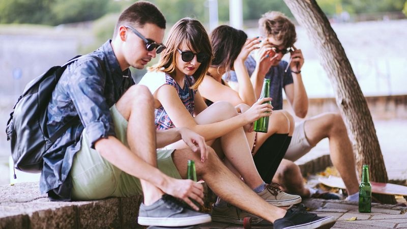 Menor percepción de riesgo, vacaciones y presión de grupo: los factores del aumento de contagios entre los jóvenes