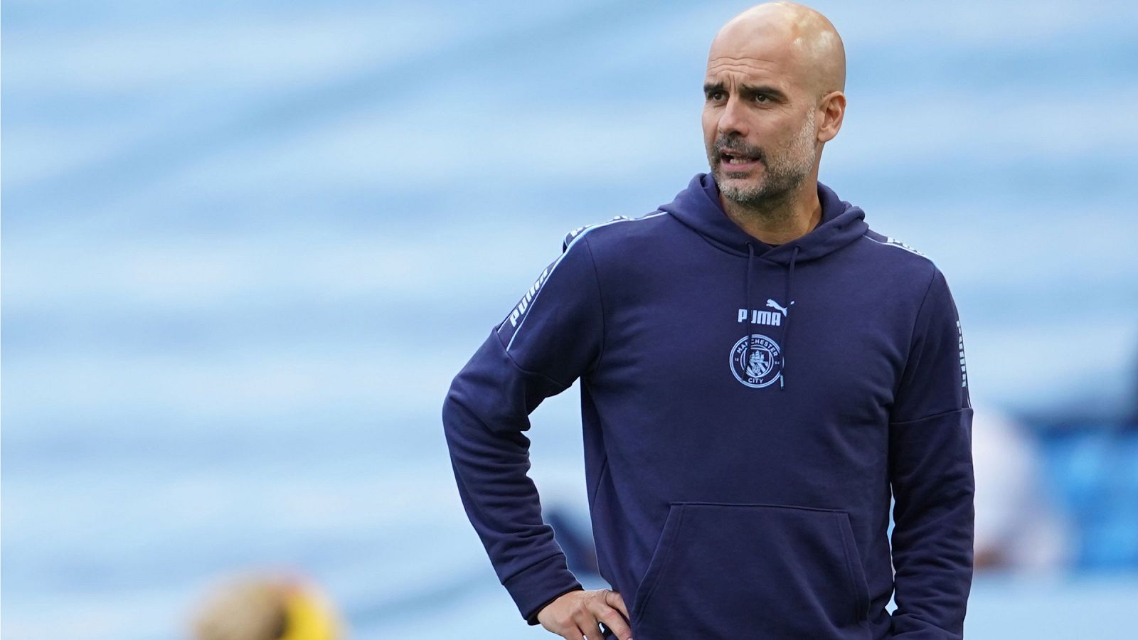 Guardiola, atento en el encuentro contra el Norwich City