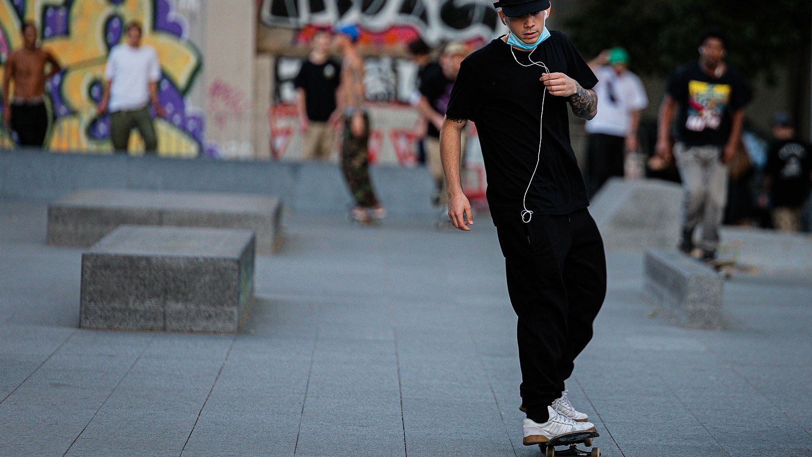 Un joven skater por el centro de Barcelona.
