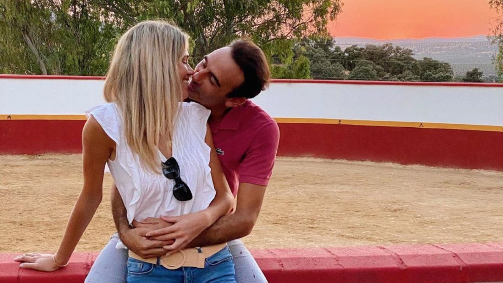 El beso de Enrique Ponce y Ana Soria en Instagram