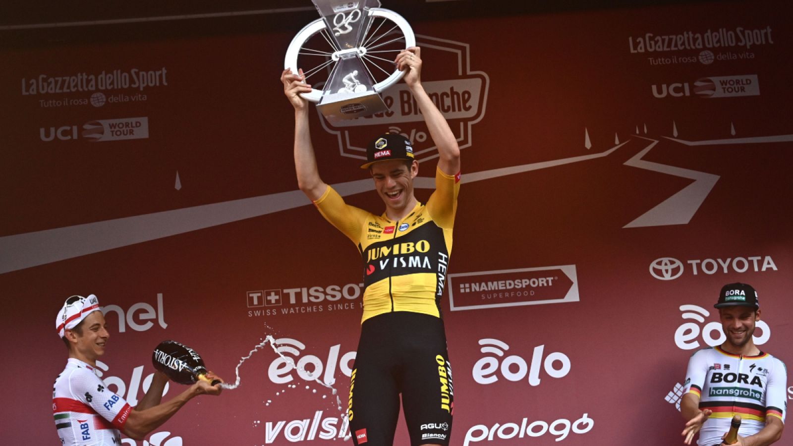 Van Aert conquista la Strade Bianche