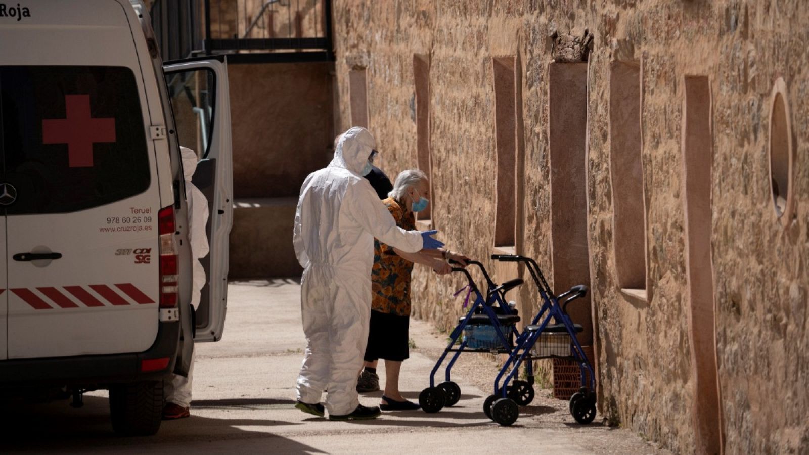 Personal sanitario ayuda a los residentes de un centro de mayores a trasladarse después de detectarse un brote