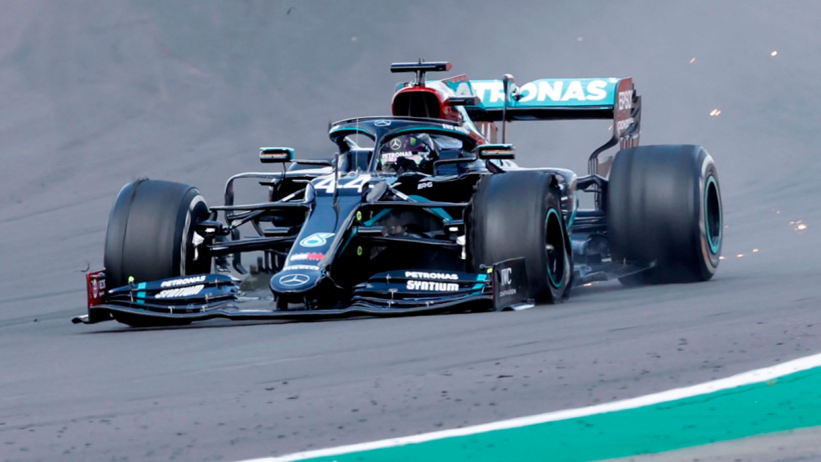 Hamilton dio la última vuelta con un neumático pinchado