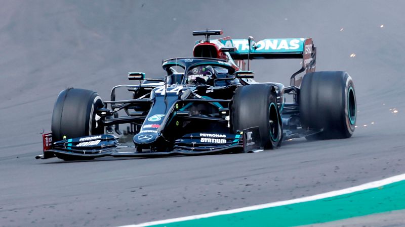 Ni un neumático pinchado evita la victoria de Hamilton en Silverstone