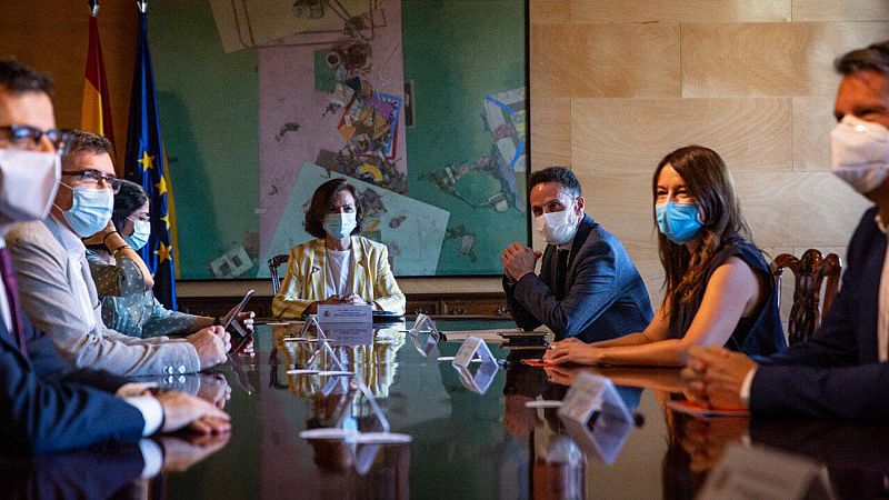 Calvo defiende que "todo el Gobierno" está representado en su reunión con Cs y Podemos lo reduce a una cita con el PSOE