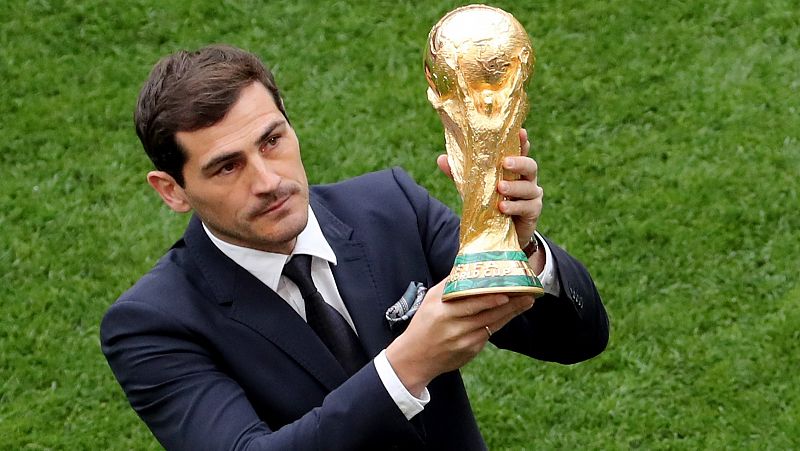 El mundo del fútbol homenajea a Casillas en su adiós