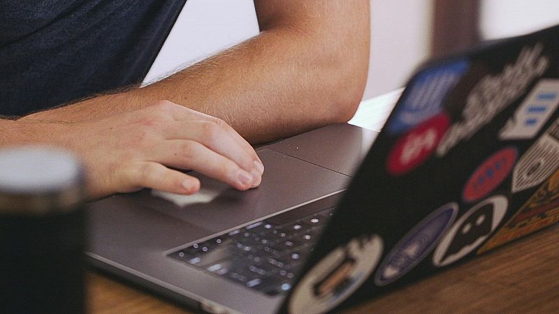 Así es "Hater", la película que reflexiona sobre el ciberacoso y las 'fake news' que triunfa en redes sociales