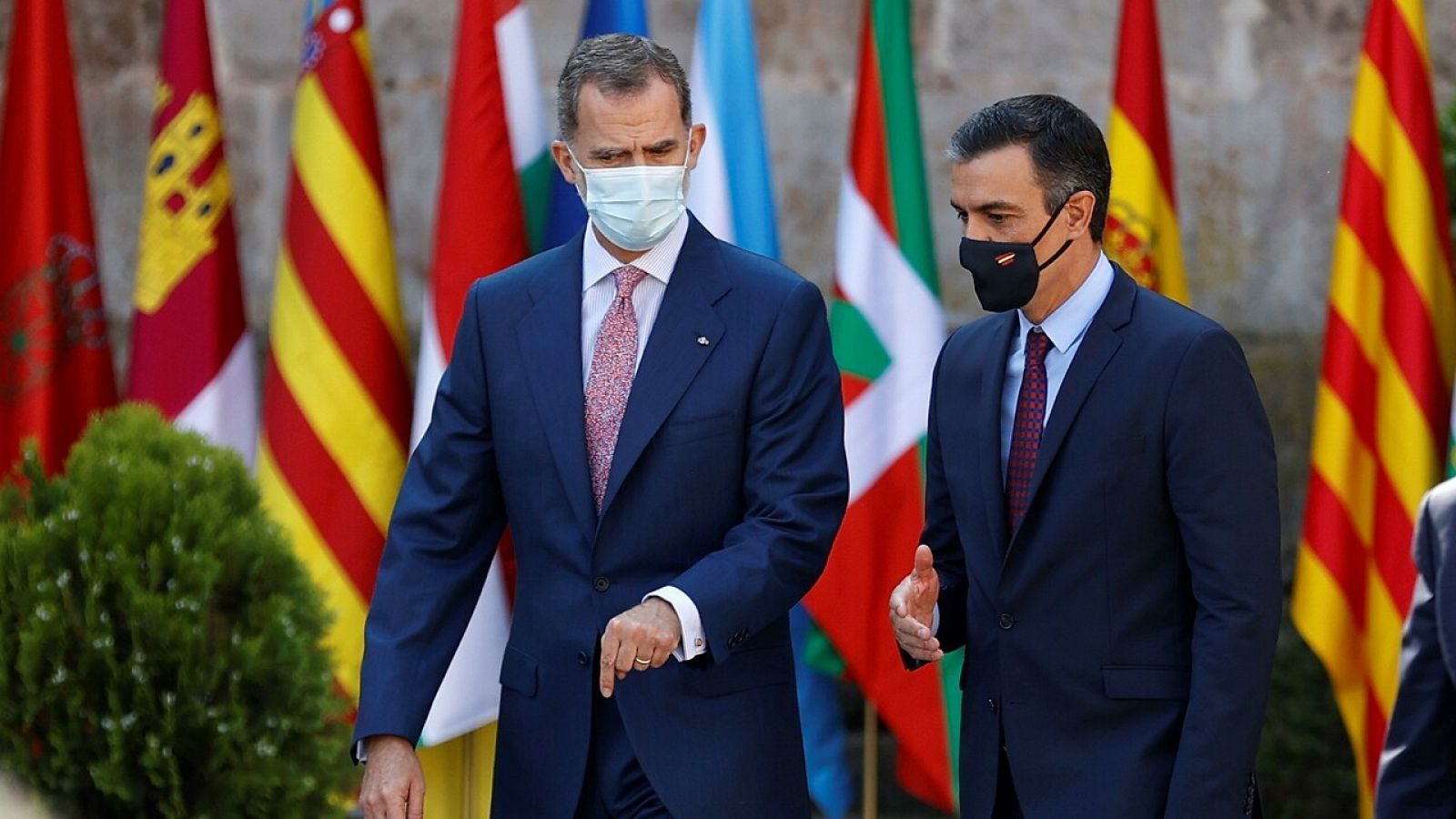 El rey Felipe VI y el presidente del Gobierno, Pedro Sánchez, a su llegada al monasterio de San Millán de Yuso el pasado viernes