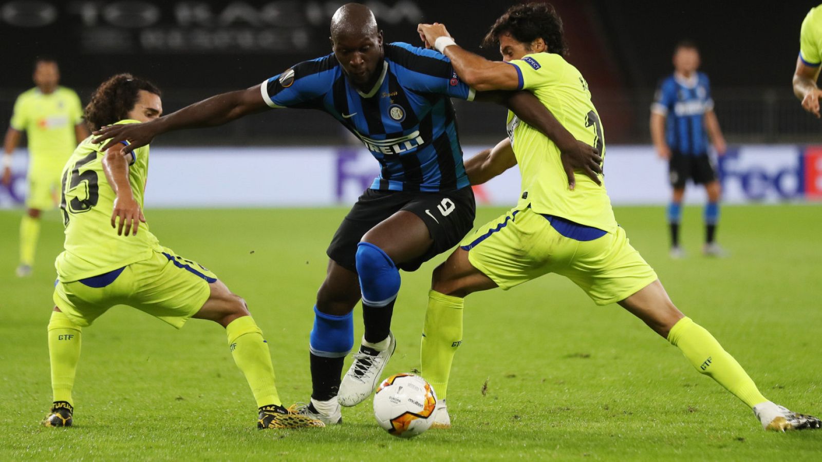 Lukaku, defendido por Etxeita y Cucurella