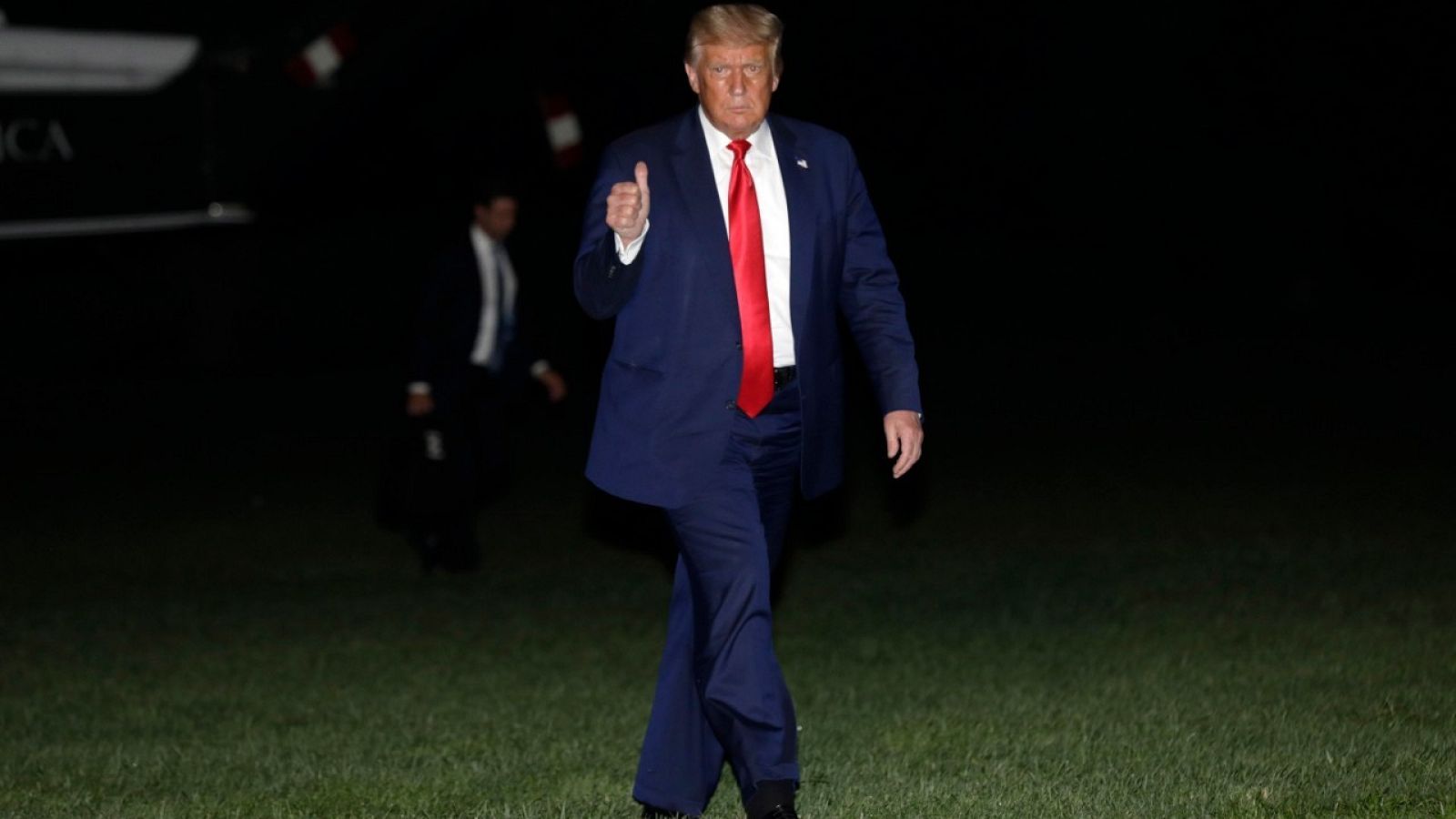 Una imagen de Trump antes de subirse al avión presidencial en Tampa (Florida).