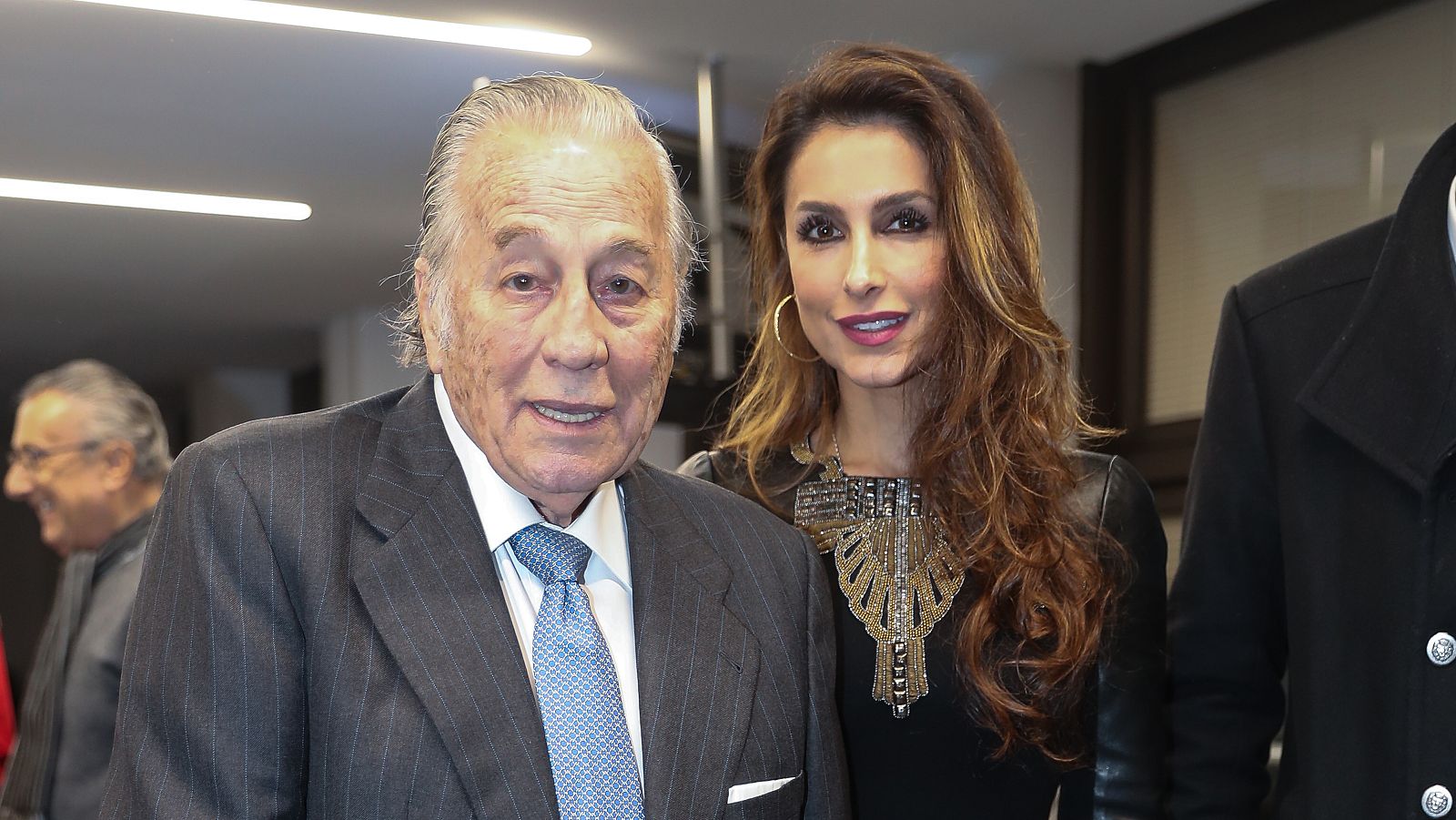 Paloma Cuevas junto a su padre Victoriano Valencia