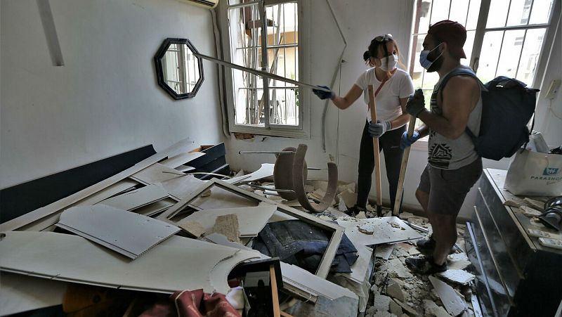 Los libaneses tratan de limpiar los escombros que dejó la explosión en Beirut