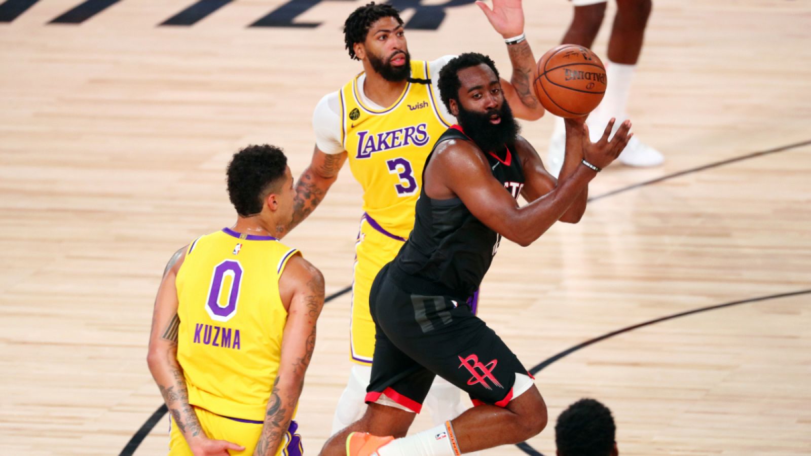 Harden avanza ante la defensa angelina