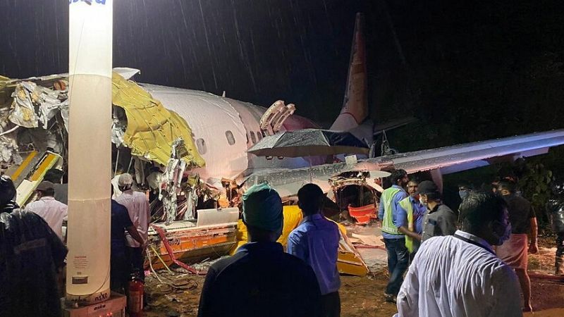 Al menos 17 muertos al salirse de la pista un avión en Calcuta