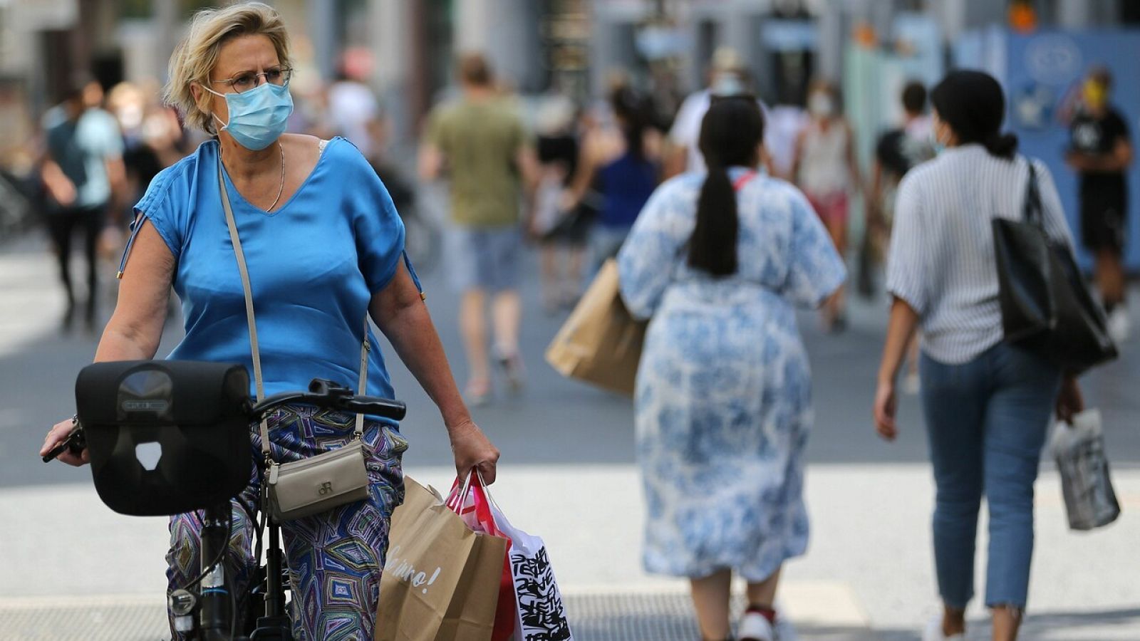 Una mujer con mascarilla en Amberes, Bélgica