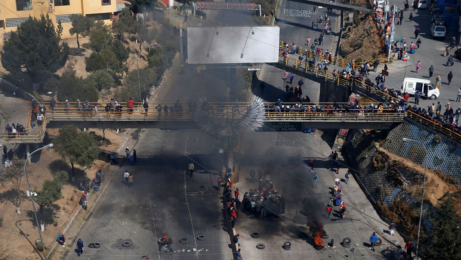 Bolivia cumple ocho días de protestas contra el aplazamiento de las elecciones que asfixian a hospitales y generan desabastecimiento