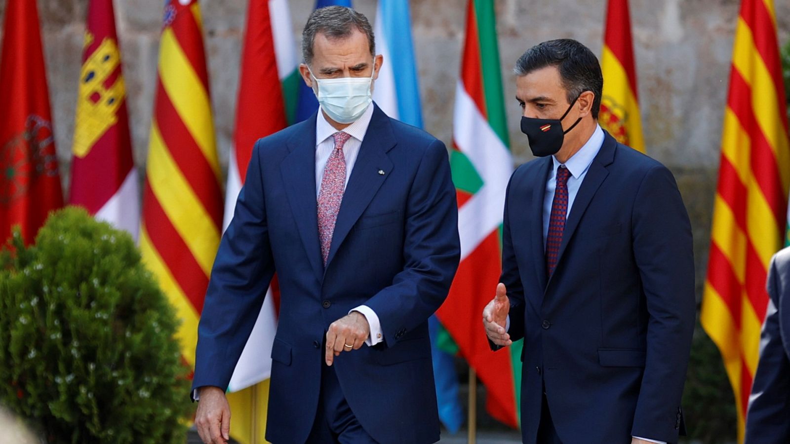 El rey Felipe VI y el presidente del Gobierno, Pedro Sánchez, en San Millán de la Cogolla