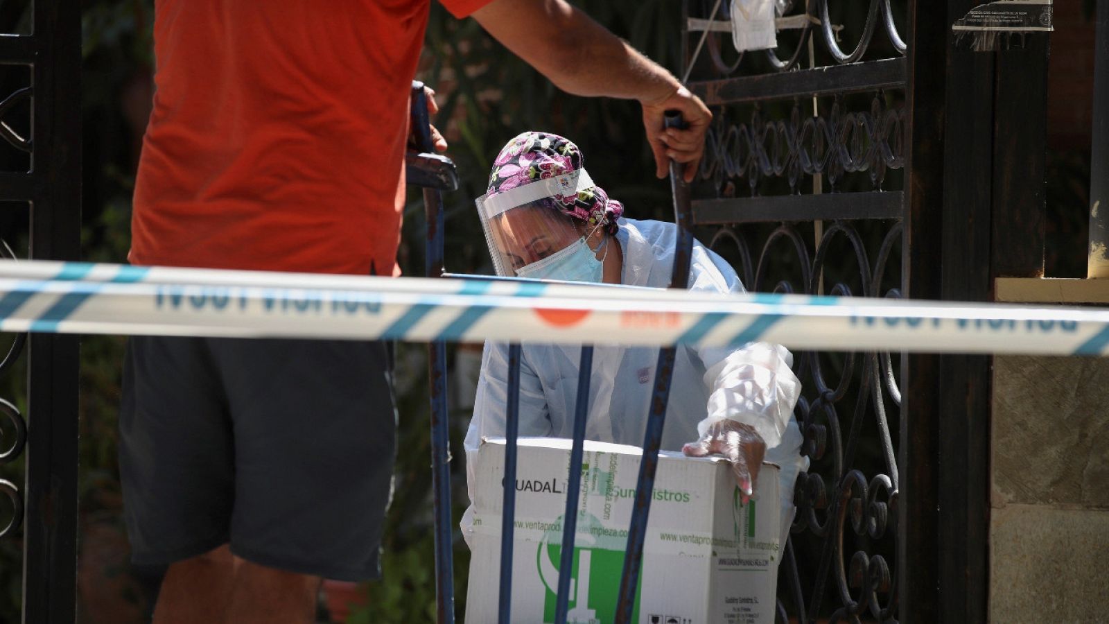 Recepción de paquetes en el exterior de la residencia San Marcos en San Martin de la Vega