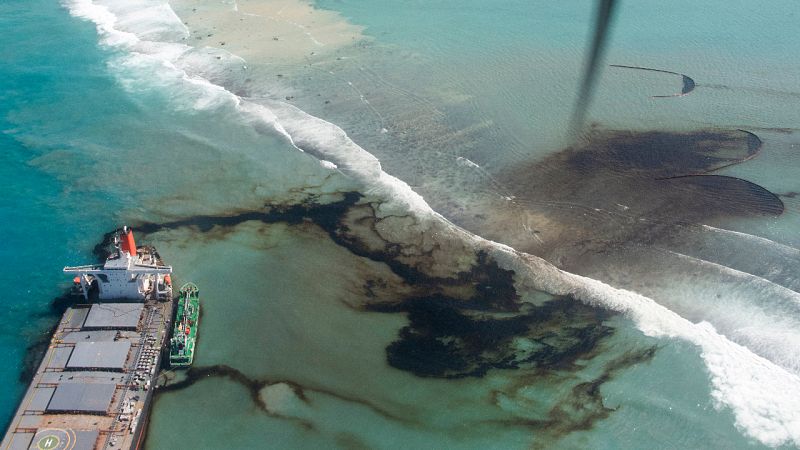 Logran sacar casi todo el combustible del petrolero varado en aguas de isla Mauricio